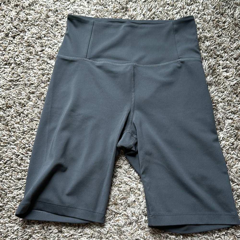 Like New Girlfriend Collective Moon Float Seamless Bike Short M